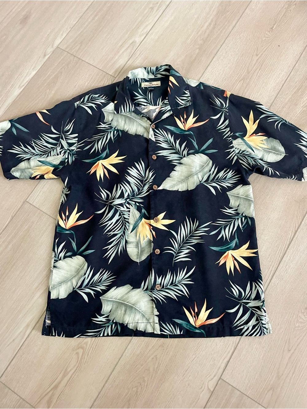 Tommy Bahama Black Tropical Floral Button Down Shirt Hawaiian 100% silk sz small